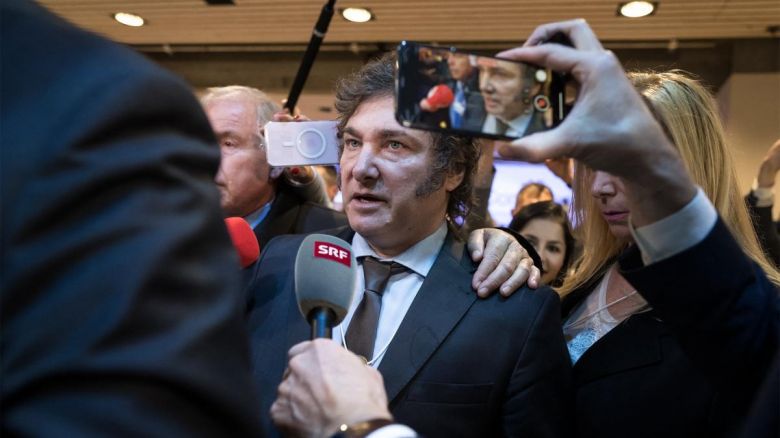 Milei llegó a Ezeiza tras su gira en Davos, en la que dio detalles de su modelo de capitalismo  
