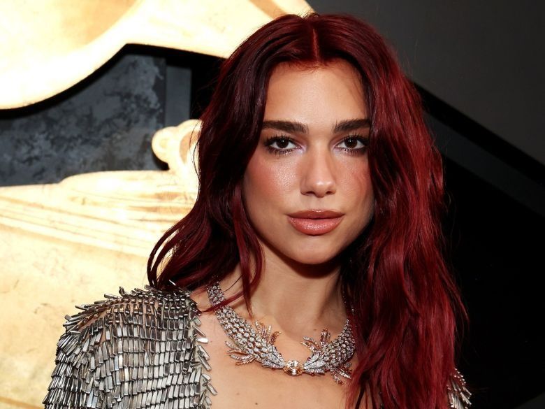 Dua Lipa estrena 'Training season' en directo en los Premios Grammy 2024 