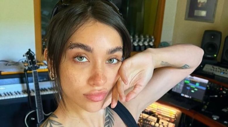 María Becerra descubrió que venden un insólito producto con su cara y un error le llamó la atención 