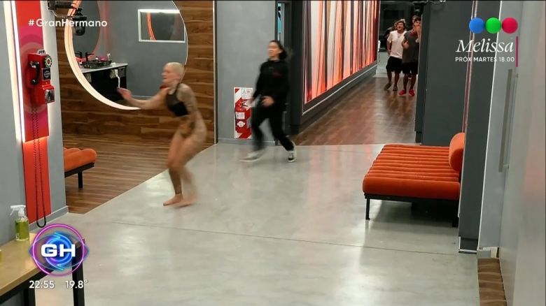 En pleno vivo de Gran Hermano 2023: Furia salió corriendo desnuda del baño y se quedó “congelada”