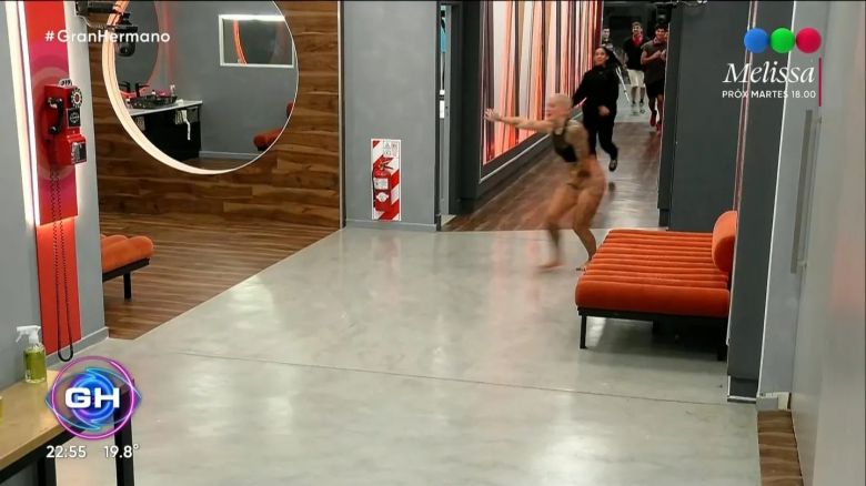 En pleno vivo de Gran Hermano 2023: Furia salió corriendo desnuda del baño y se quedó “congelada”