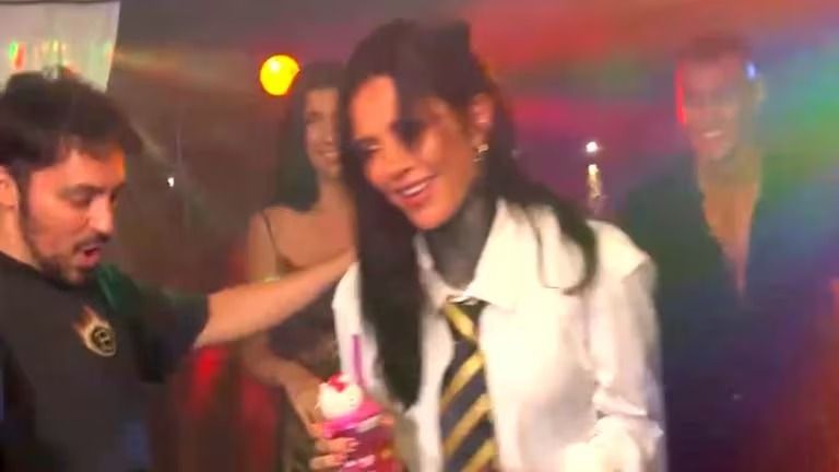 Así fue la despedida de soltera de Cande Tinelli: temática de Hello Kitty, look colegiala y una carta de tragos a medida