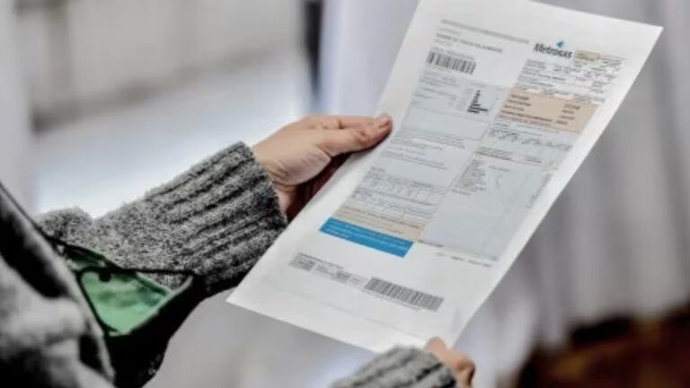 Luz y gas: el Gobierno dejará sin subsidios a quienes compraron dólares, viajaron al exterior o tienen prepaga