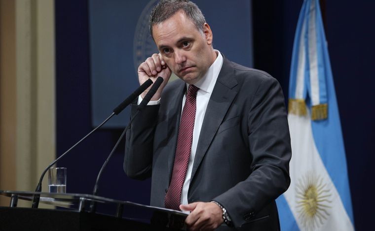 Adorni negó que el Gobierno vaya a incorporar la vacuna del dengue en el calendario