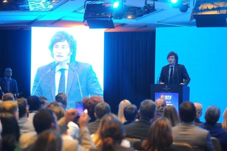 Javier Milei confirmó que el Gobierno dará de baja 70 mil contratos de empleados públicos