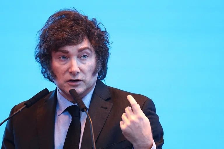 Javier Milei confirmó que el Gobierno dará de baja 70 mil contratos de empleados públicos