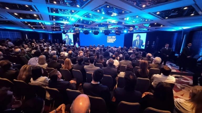 Javier Milei confirmó que el Gobierno dará de baja 70 mil contratos de empleados públicos