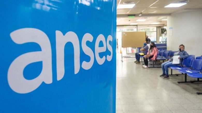 El gobierno anunció que pagará las jubilaciones de abril en dos cuotas