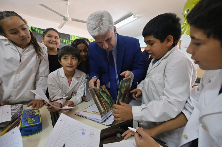 La comunidad de la escuela ‘Brigadier Rosas’ recibió al Gobernador