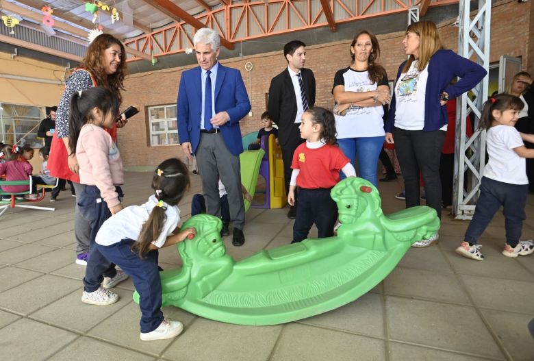 La comunidad de la escuela ‘Brigadier Rosas’ recibió al Gobernador