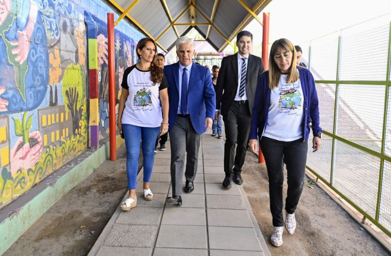 La comunidad de la escuela ‘Brigadier Rosas’ recibió al Gobernador