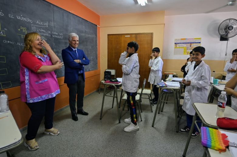 La comunidad de la escuela ‘Brigadier Rosas’ recibió al Gobernador
