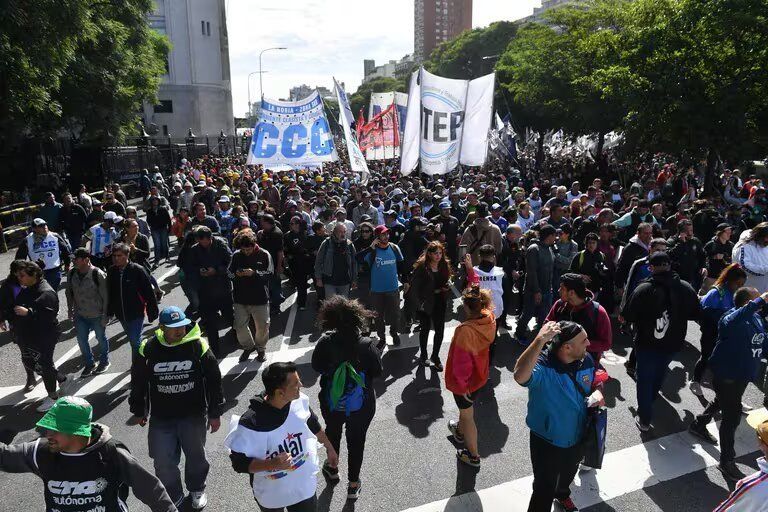 Incidentes en la marcha piquetera: la Policía desalojó la 9 de Julio y detuvo a 8 manifestantes