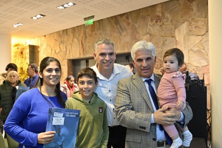 Más sanluiseños recibieron su escritura y ahora son titulares de sus viviendas