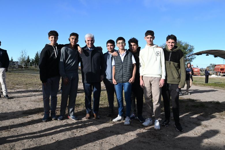 El Gobernador visitó la Escuela Técnica N°1 ‘Elena Ossola de Horas’, de Naschel