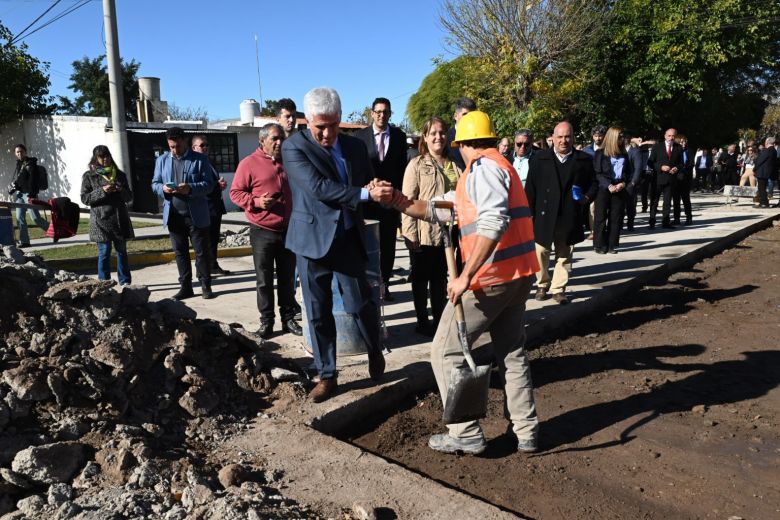 Poggi recorrió una obra de pavimentación