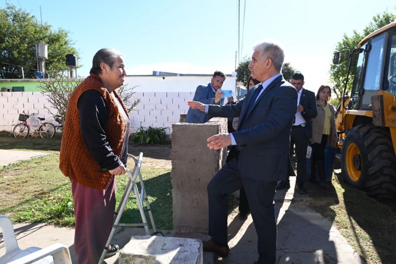 Poggi recorrió una obra de pavimentación