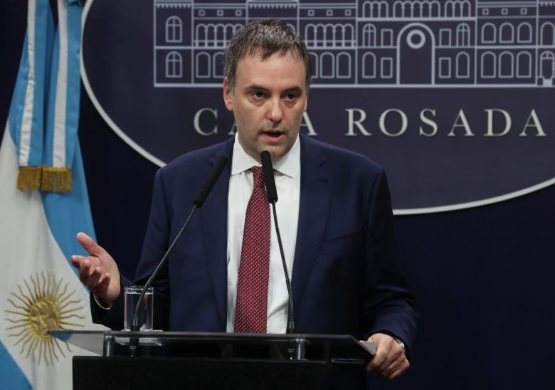 El Gobierno apuntó contra los intendentes que cobran más cara la nafta por la aplicación de un impuesto y evalúa medidas