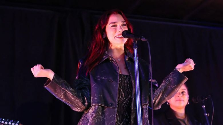 Dua Lipa apareció por sorpresa en Times Square y brindó un show gratuito con temas de “Radical Optimism”