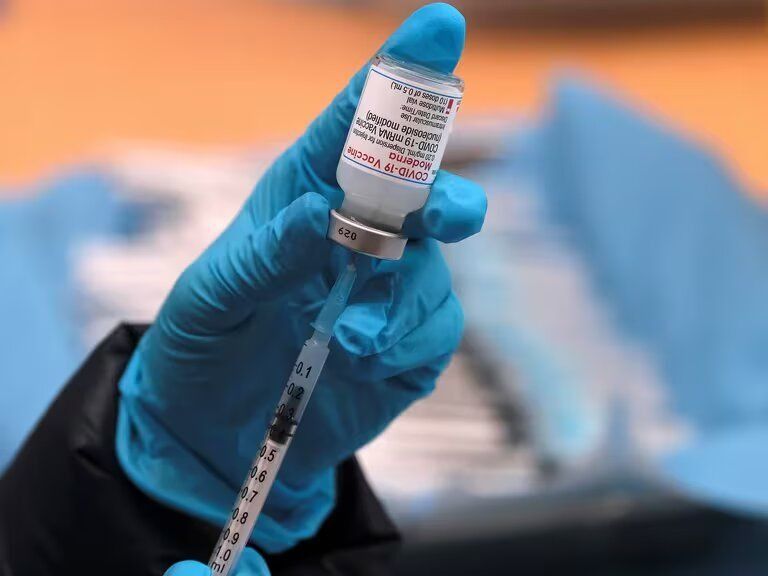 La Comisión Europea detiene la comercialización de la vacuna de AstraZeneca contra el covid