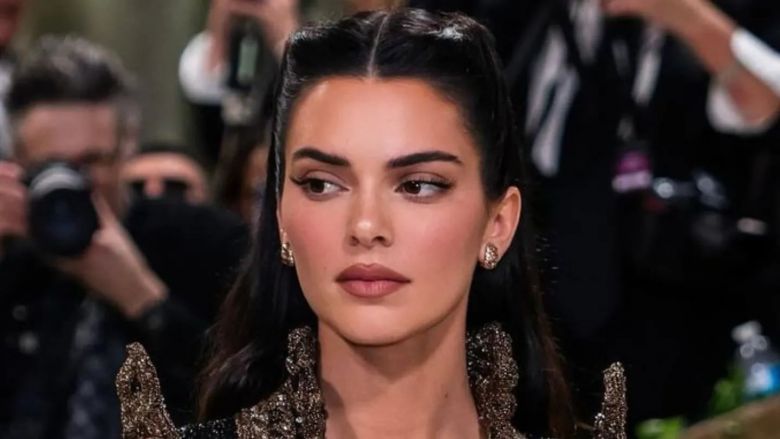 Casi al desnudo, Kendall Jenner se confesó para Vogue: “Tengo el síndrome del impostor”
