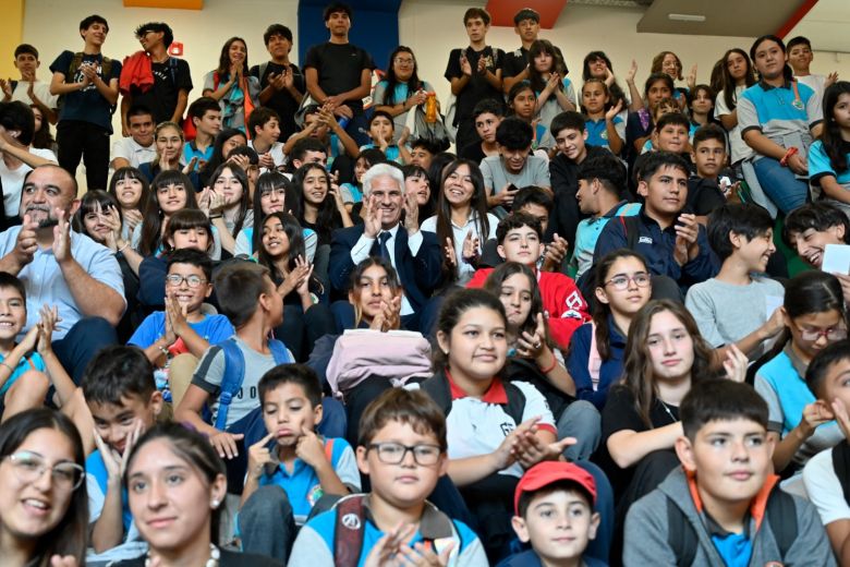 El Gobernador visitó la asamblea de centros de estudiantes de este sábado