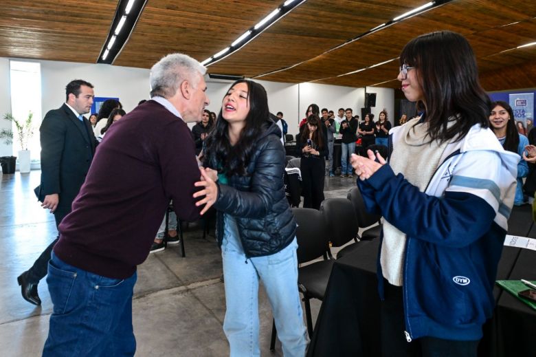 “Ustedes son el presente y el futuro de nuestra provincia”