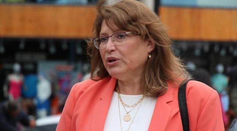 Carolina Yutrovic entregó firmas por la libertad y el desprocesamiento de los detenidos en la protesta contra la ley bases