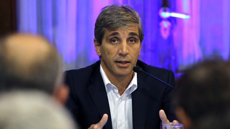Luis Caputo responsabilizó a la política por la suba del dólar