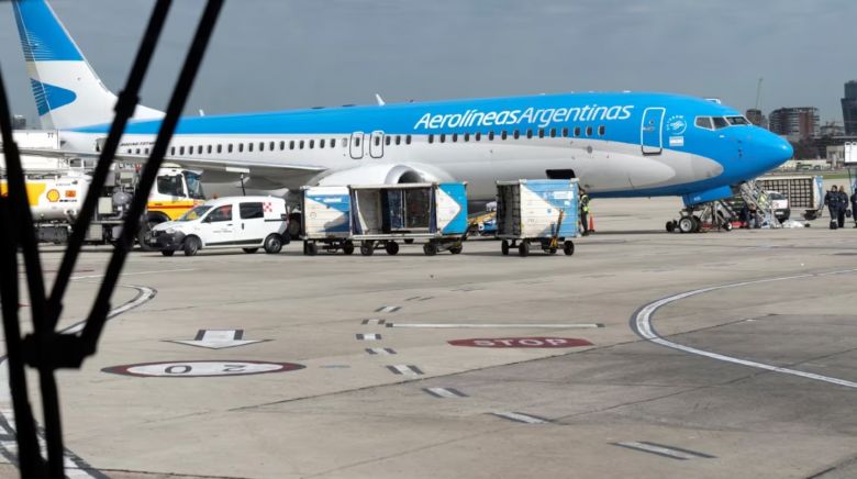 El Gobierno les advirtió a los gremios aeronáuticos que cerrará Aerolíneas si no frenan las medidas de fuerza