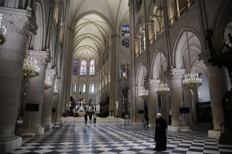 El primer vistazo a la Notre Dame restaurada desvela una catedral diáfana de muros blancos