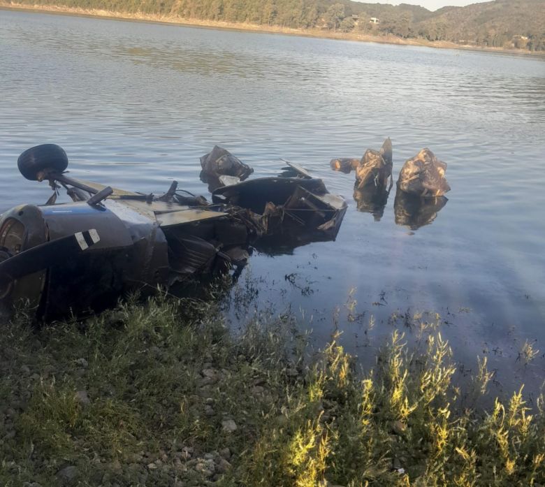 Córdoba: Extrajeron una avioneta que cayó en el dique Los Molinos hace 17 años