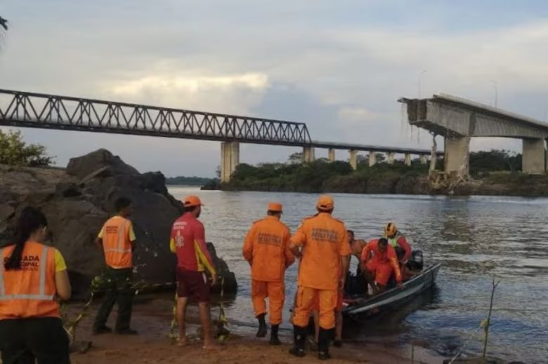 Brasil: se derrumbó un puente y fue captado en vivo por un concejal que denunciaba su estado