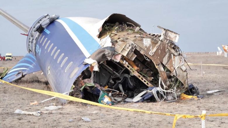 Kazajistán: accidente aéreo de Azerbaijan Airlines, 38 muertos y 29 sobrevivientes