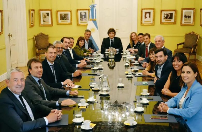 Milei recibió a diputados radicales encabezados por De Loredo y les agradeció su aporte en el Congreso