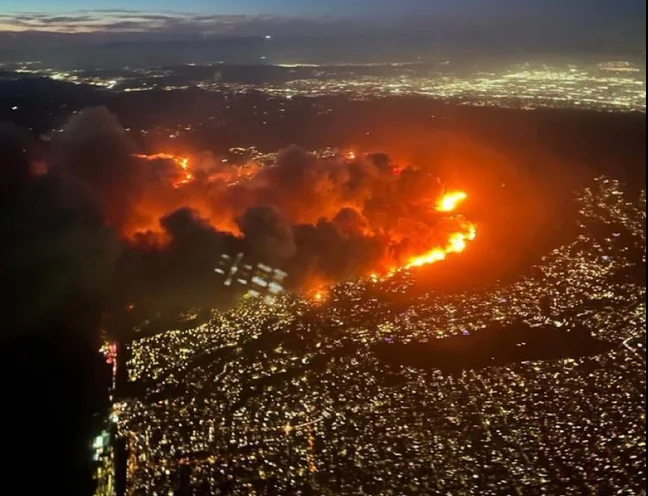 Voraz incendio en California: más de 30 mil evacuados