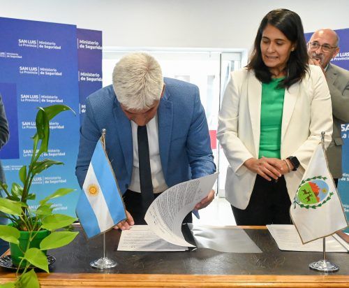 El Gobernador firmó decretos para la compra de móviles y chalecos para las fuerzas de seguridad