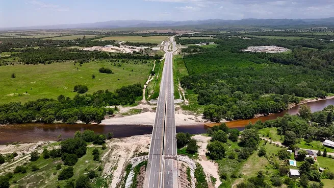 El gobierno de Javier Milei oficializó la licitación de la "Ruta del Mercosur" y 9.000 km de autopistas
