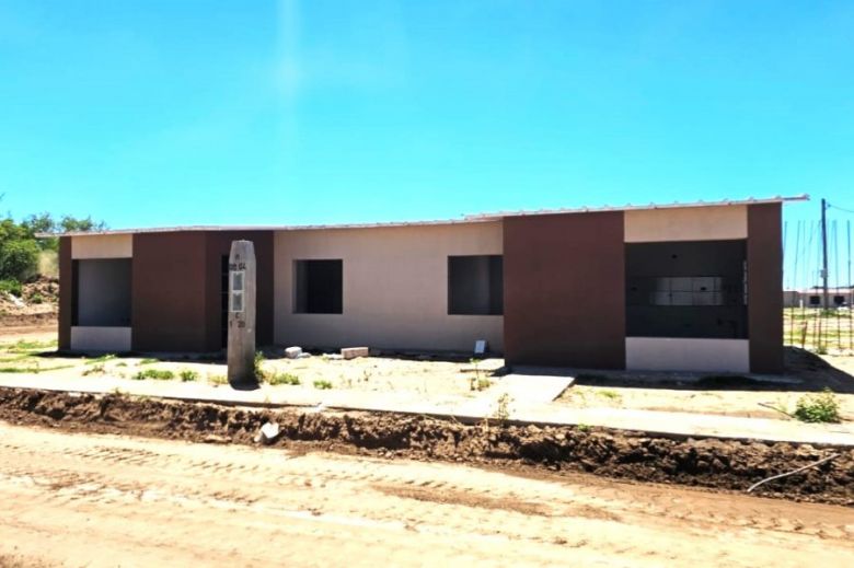 Iniciaron la colocación de cerámicos y la ejecución de detalles en viviendas de Villa Mercedes