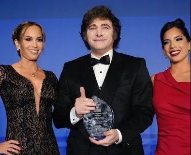 Milei recibió otro premio en Washington y se encontró con Eduardo Bolsonaro y González Urrutia