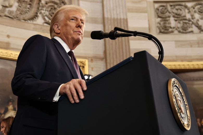 Trump barre la era Biden con una avalancha de decretos contra la inmigración, la agenda verde y la diversidad
