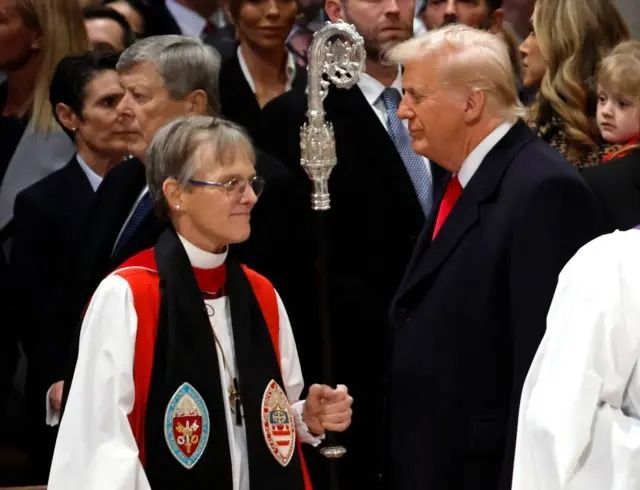 “Tenga piedad de la gente que tiene miedo ahora”: el sermón sobre los inmigrantes y niños LGBT que molestó a Trump