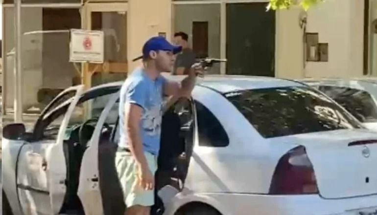Sacó un arma y amenazó a todos en pleno centro de Villa Mercedes