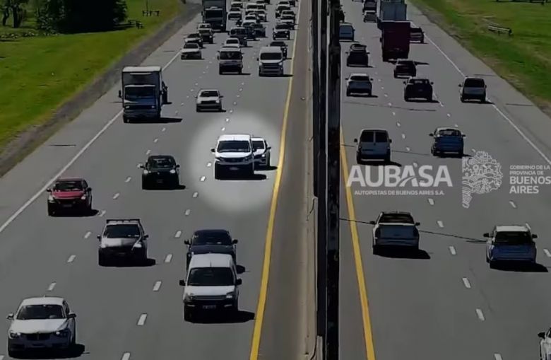 Pelearon en plena autopista, casi chocan en un peaje: les sacarán la licencia de conducir