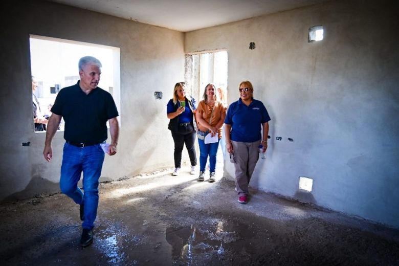 Ladrillo a ladrillo: Poggi vio junto a vecinos el avance de las viviendas en San Luis