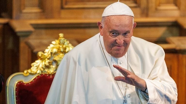 El Vaticano informó que el Papa Francisco padece una “infección polimicrobiana” con “un cuadro clínico complejo”