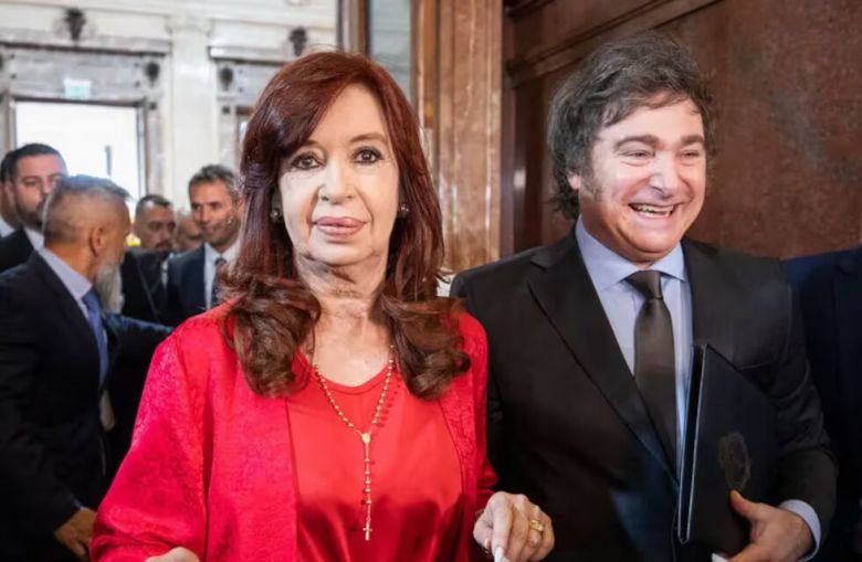 “Milei, te estás cayendo a pedazos”: Cristina castigó al Presidente luego de su entrevista con Viale