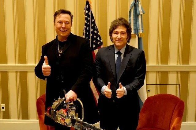 Javier Milei se encontró con Elon Musk en Washington y le regaló una motosierra