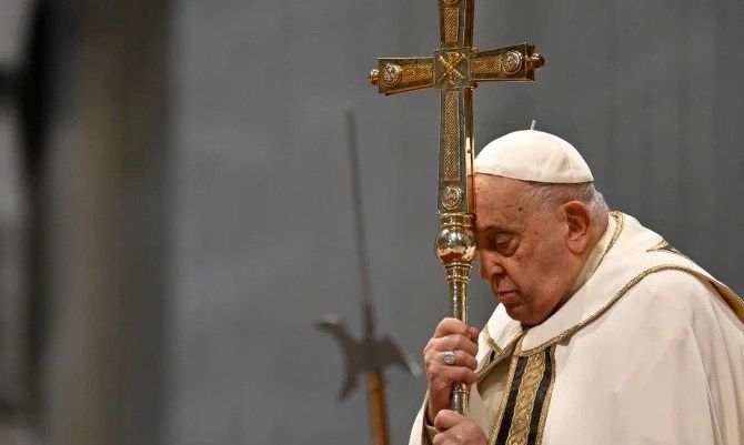 El papa Francisco pasó una noche tranquila, pero su estado sigue crítico