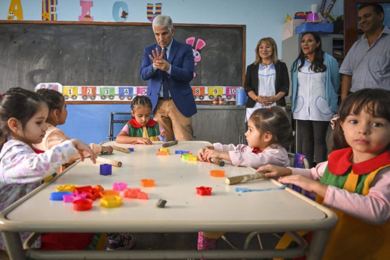 Más de 120 mil estudiantes comenzaron las clases este lunes